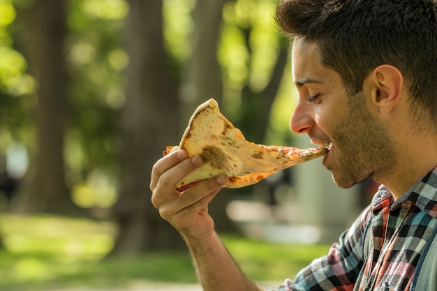 Pizza time.Student avendo pausa pranzo.