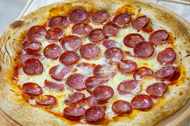 Pizza tradizionale brasiliana al pepperoni in un'attenzione selettiva Pizza Calabresa