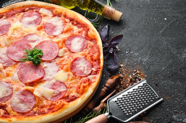 Pizza tradizionale con salame salsiccia e mozzarella Vista dall'alto spazio libero per il testo Stile rustico