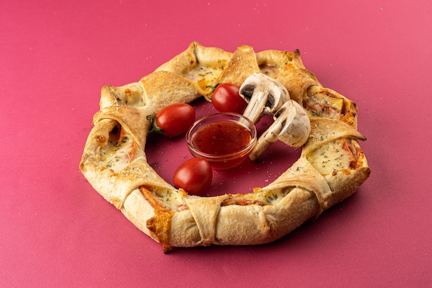 Pizza tradizionale fatta a mano sul tavolo rosso
