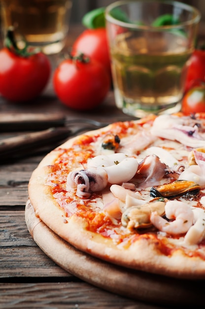 Pizza tradizionale italiana con frutti di mare