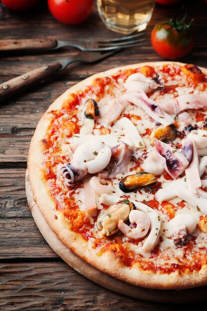 Pizza tradizionale italiana con frutti di mare