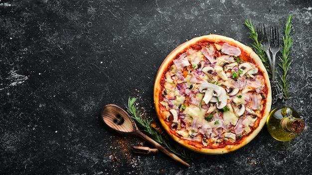 Pizza tradizionale italiana con funghi e pancetta Vista dall'alto spazio libero per il testo Stile rustico
