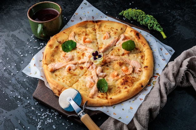 Pizza tradizionale italiana con salame formaggio pomodori funghi verdi Vista dall'alto in pietra scura t