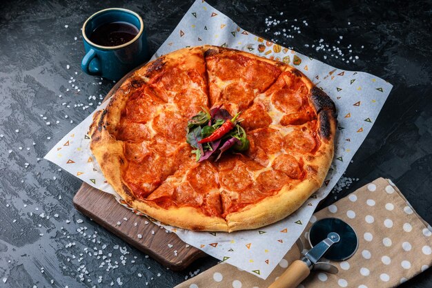 Pizza tradizionale italiana con salame formaggio pomodori funghi verdi Vista dall'alto in pietra scura t