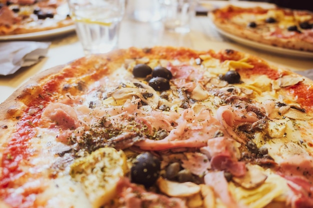 Pizza tradizionale italiana in pizzeria a Milano