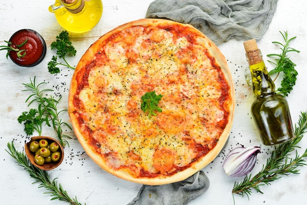 Pizza tradizionale italiana Margarita Vista dall'alto spazio libero per il testo Stile rustico