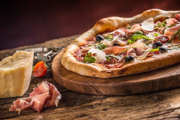 Pizza. Una gustosa pizza italiana fresca servita su un vecchio tavolo di legno.