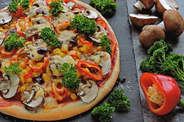 Pizza vegana con funghi, verdure ed erbe. Dieta Keto. Dieta Pegan.