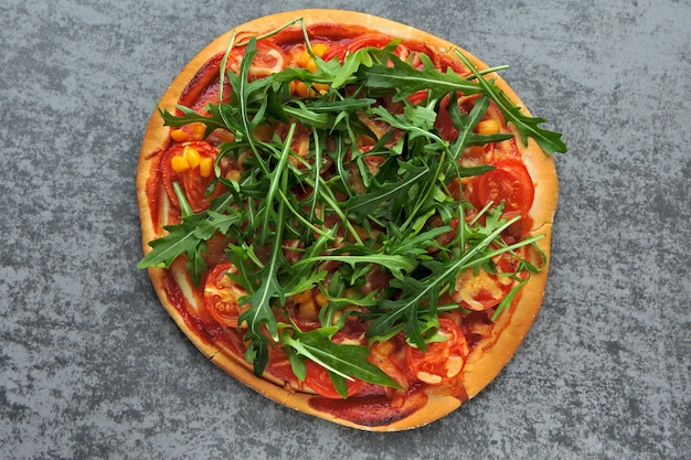 Pizza vegana con rucola fresca. Cibo salutare.