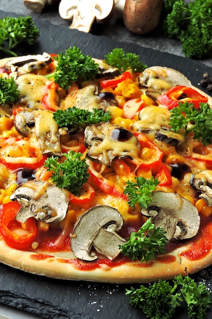 Pizza vegana con verdure e funghi.