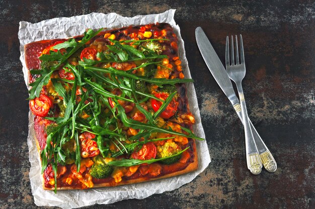 Pizza vegana con verdure e salsa.