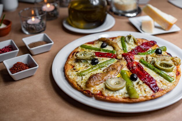 Pizza vegetariana appena sfornata con pepe e melanzane