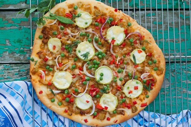 Pizza vegetariana con pepe zucchini e piselli verdi alla griglia