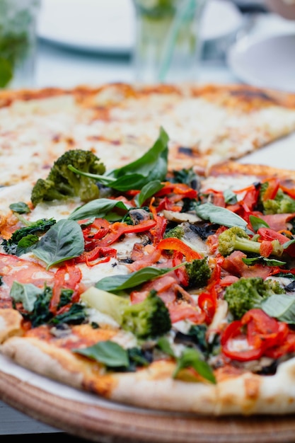 pizza vegetariana con pomodoro basilico e mozzarella