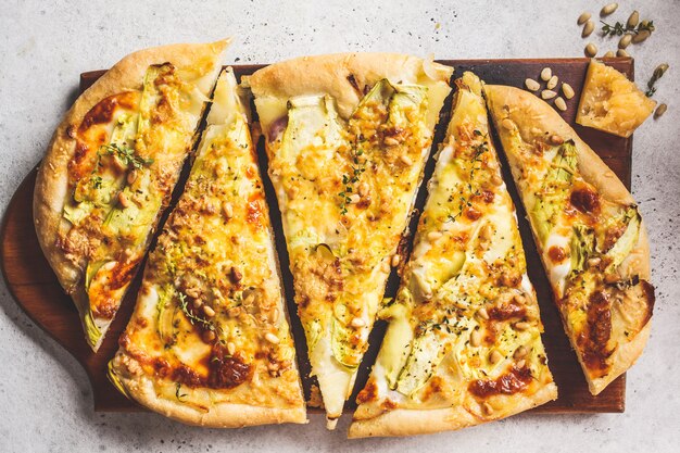 Pizza vegetariana con zucchine, formaggio e noci