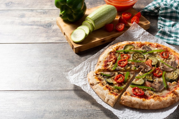 Pizza vegetariana con zucchine pomodoro peperoni e funghi