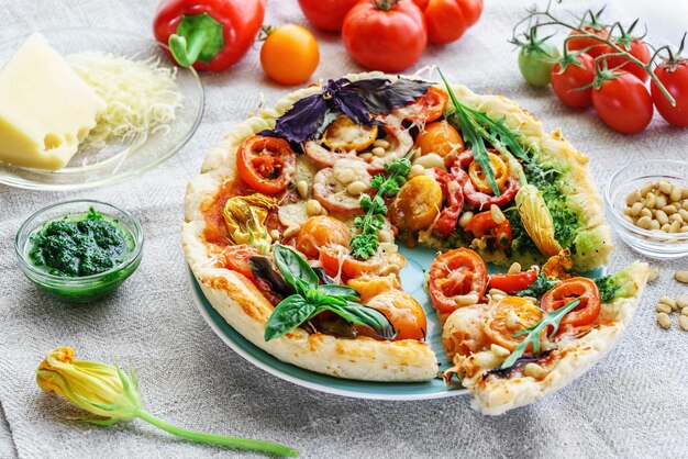 Pizza vegetariana estiva con fiori commestibili e pinoli