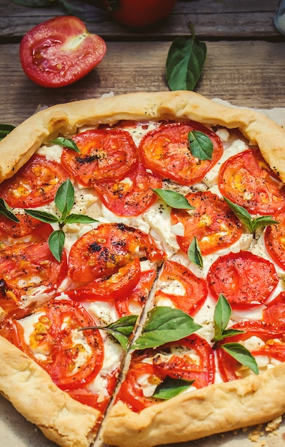 Pizza vegetariana Messa a fuoco selettiva cibo biologico di natura.