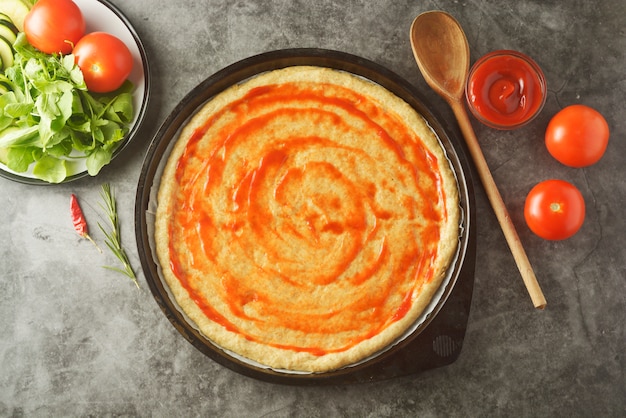 Pizza Vegetariana Processo di cottura della pizza fatta in casa con verdure.