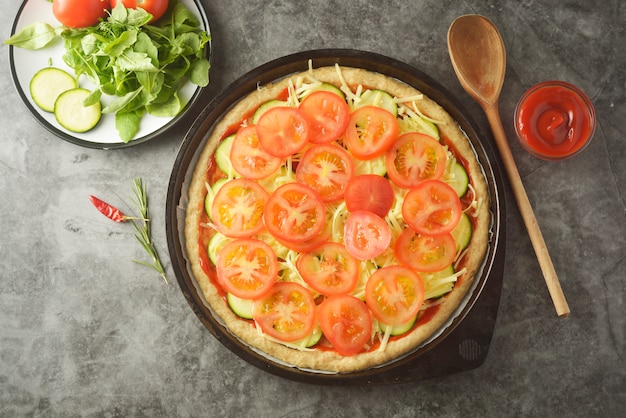 Pizza Vegetariana Processo di cottura della pizza fatta in casa con verdure.