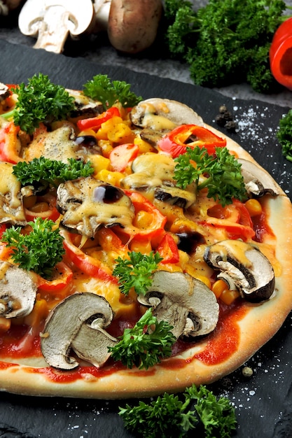 Pizza vegetariana sana con funghi e verdure. Dieta Keto. Pizza Keto.