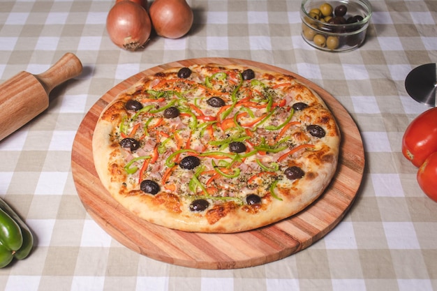 Pizza vegetariana sopra una tovaglia a quadretti