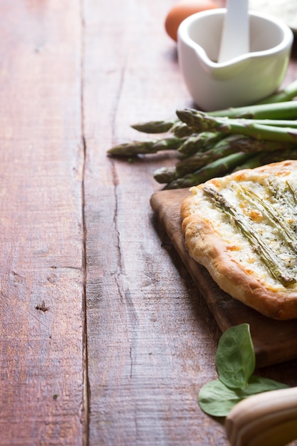 Pizza verde agli asparagi con erbe e mozzarella