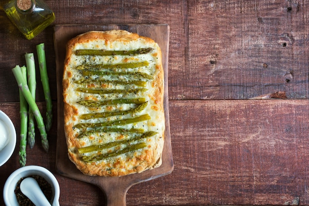 Pizza verde asparagi con erbe e mozzarella sfondo