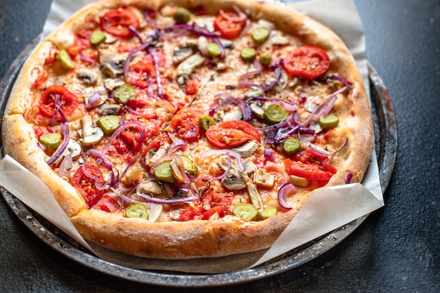 Pizza verdure pomodoro, cipolla, sottaceti, funghi, cibo vegano o vegetariano ecc