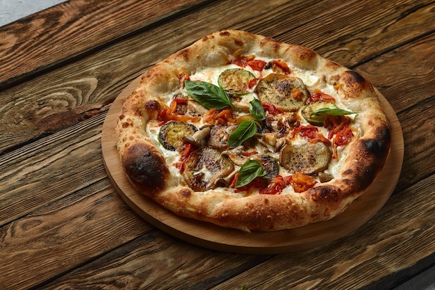 Pizza verdure pomodoro cipolla sottaceti funghi ecc cibo vegano o vegetariano pronto a mangiare nessuna porzione di carne sul tavolo per pasto sano spuntino all'aperto vista dall'alto copia spazio cibo sfondo rustico