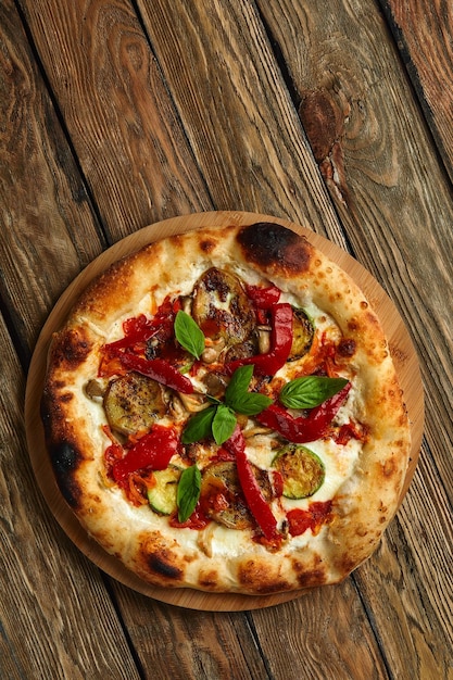 Pizza verdure pomodoro cipolla sottaceti funghi ecc cibo vegano o vegetariano pronto a mangiare nessuna porzione di carne sul tavolo per pasto sano spuntino all'aperto vista dall'alto copia spazio cibo sfondo rustico