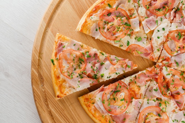 Pizza vista dall'alto tagliata su 8 pezzi e uno spinto in avanti