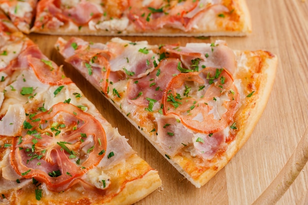 Pizza vista dall'alto tagliata su 8 pezzi e uno spinto in avanti