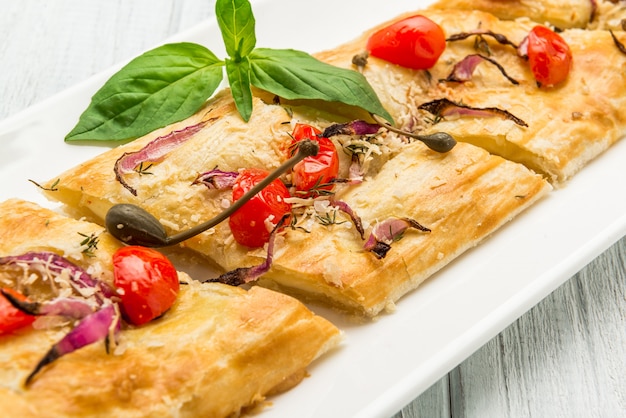 Pizzette con mozzarella, pomodorini e basilico