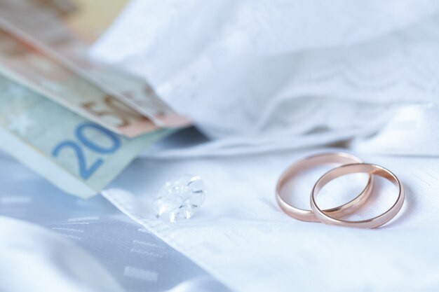 Pizzo da sposa bianco per un abito da sposa o un abito da sposa