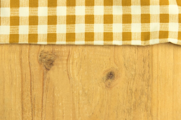Plaid di tovagliolo marrone sul tavolo di legno