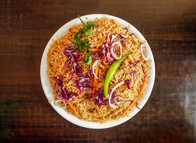 Plain pulao con cipolla di coriandolo e cavolo servito in piatto isolato sfondo in legno vista dall'alto spezie indiane e cibo pakistano