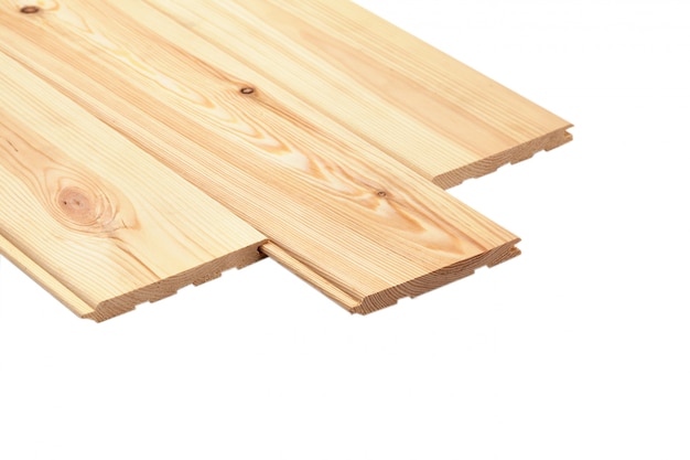 Plancia di legno della pila isolata su fondo bianco