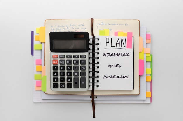 Planner con taccuino e calcolatrice