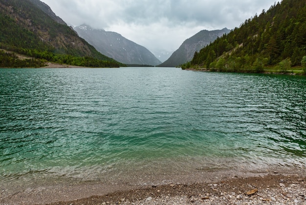 Plansee Alpi lago di montagna estate nuvoloso giorno vista, Tirolo, Austria