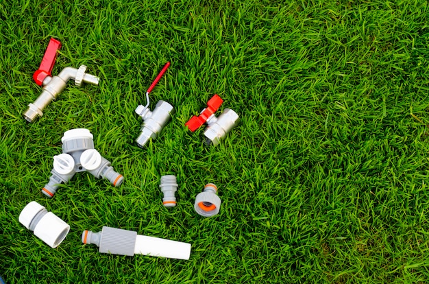 Plastica, annaffiatoio, tubo per l'irrigazione del giardino, prato.