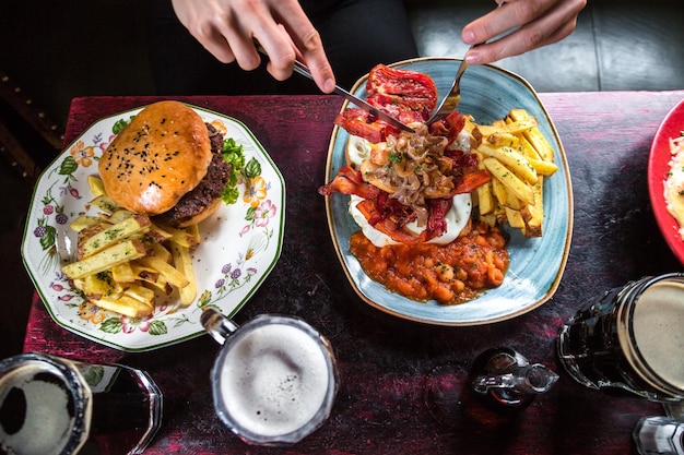 plato de comida americana, hamburguesa e nachos.