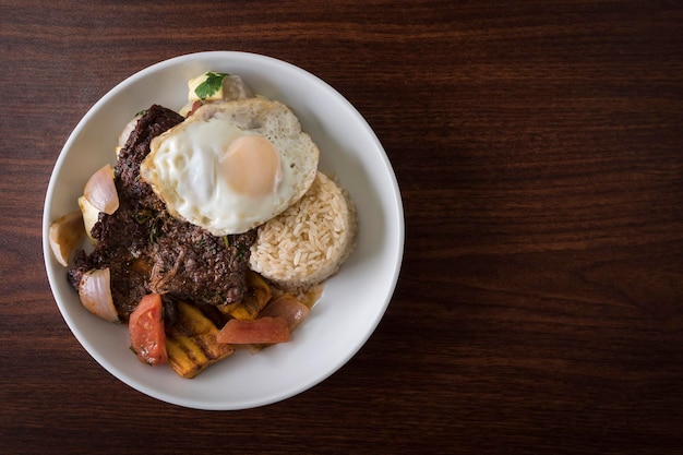 Plato tipico del Perù, bistek a lo pobre.