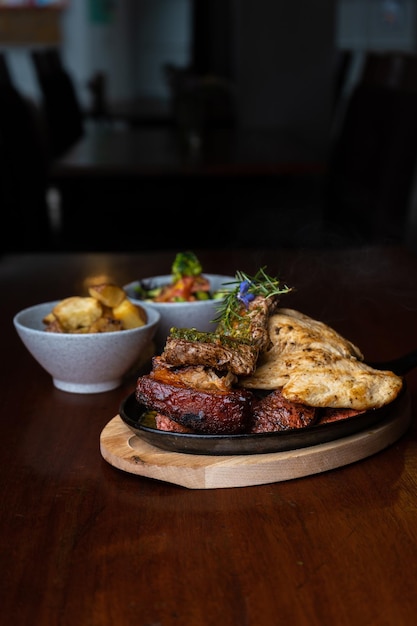 Plato tpico del Per, Lechn con diferentes carnes en la mesa de un restaurante.