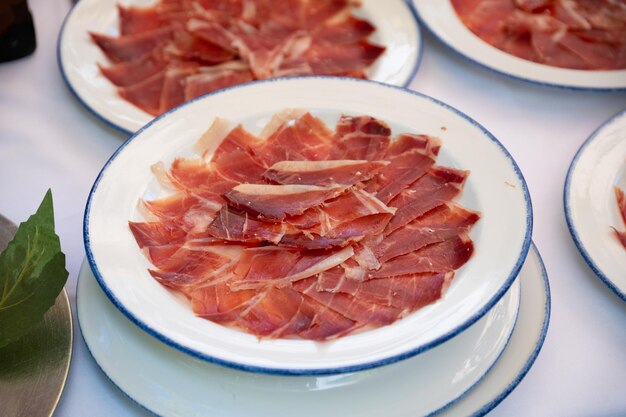 Platos de jamon sobre mesa en una fiesta (Platos di jamon su tavola in una festa)