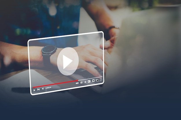 Player multimediale con streaming digitale in diretta Un uomo che utilizza un streaming in diretta online