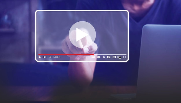 Player multimediale con streaming digitale in diretta Un uomo che utilizza un streaming in diretta online