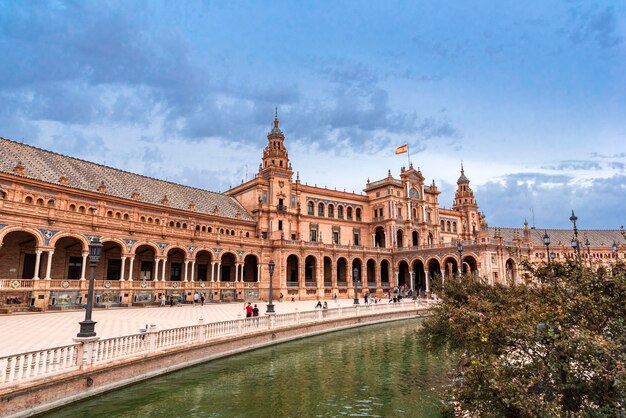 Plaza de Espana a Siviglia in una giornata nuvolosa