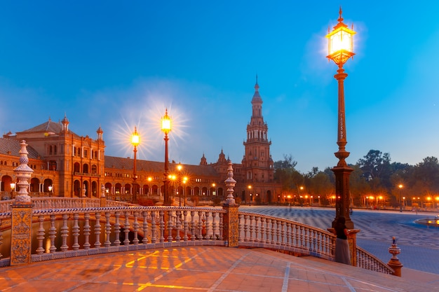 Plaza de Espana di notte a Siviglia, in Spagna